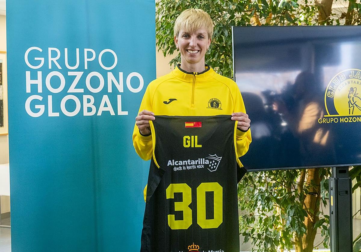Laura Gil posa con la camiseta de su nuevo equipo, este martes, en la sede del Grupo Hozono Global.
